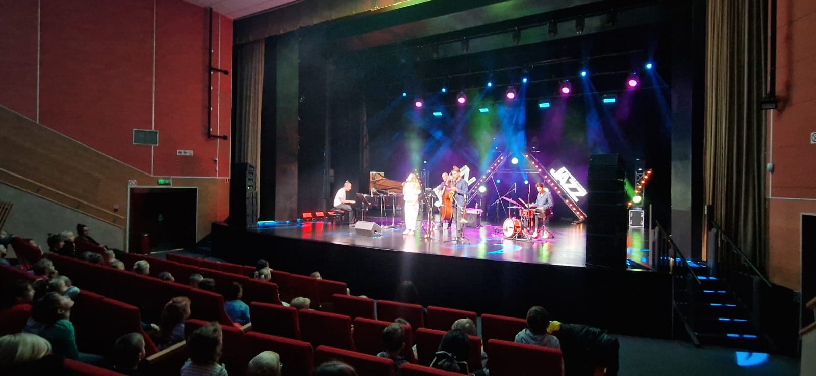  Dzieci siedzą przed sceną