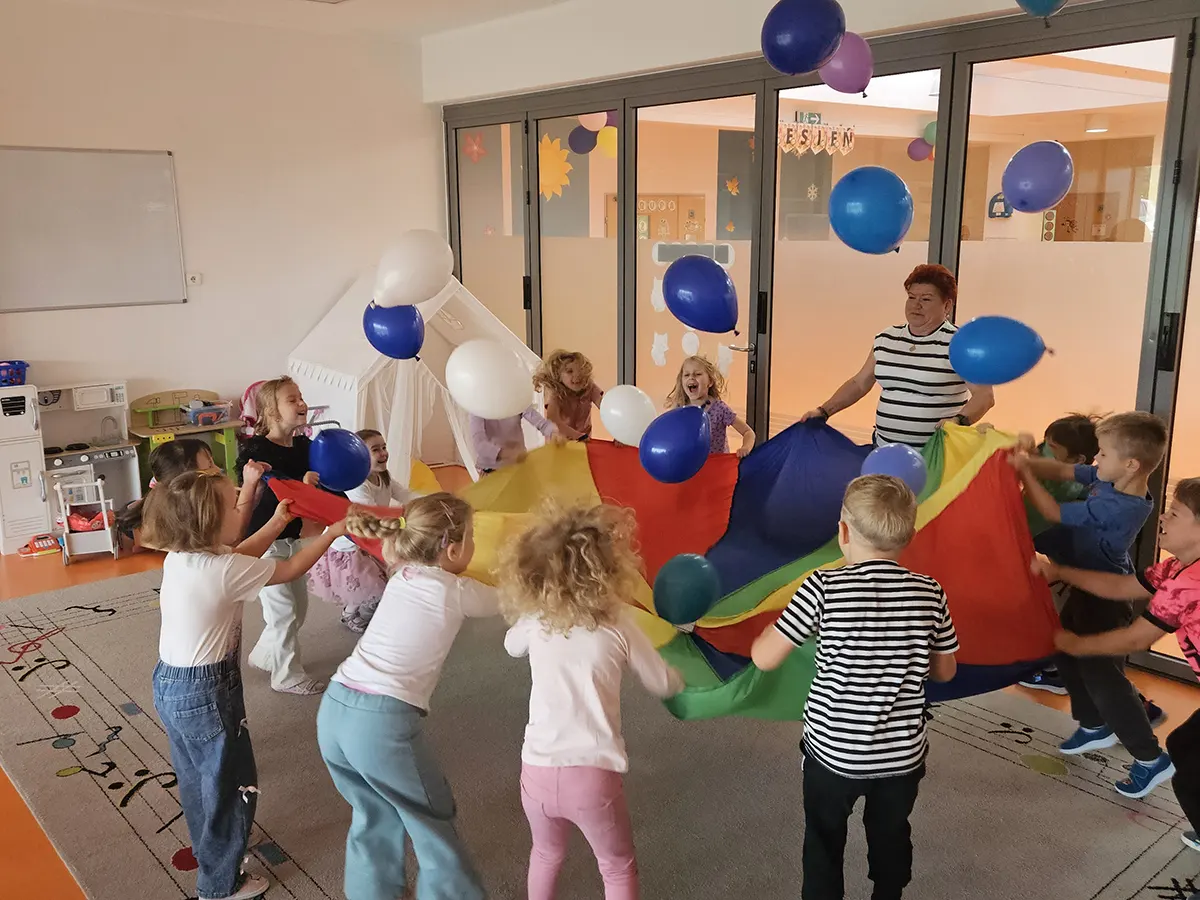  Dzieci na dywanie i osoba...