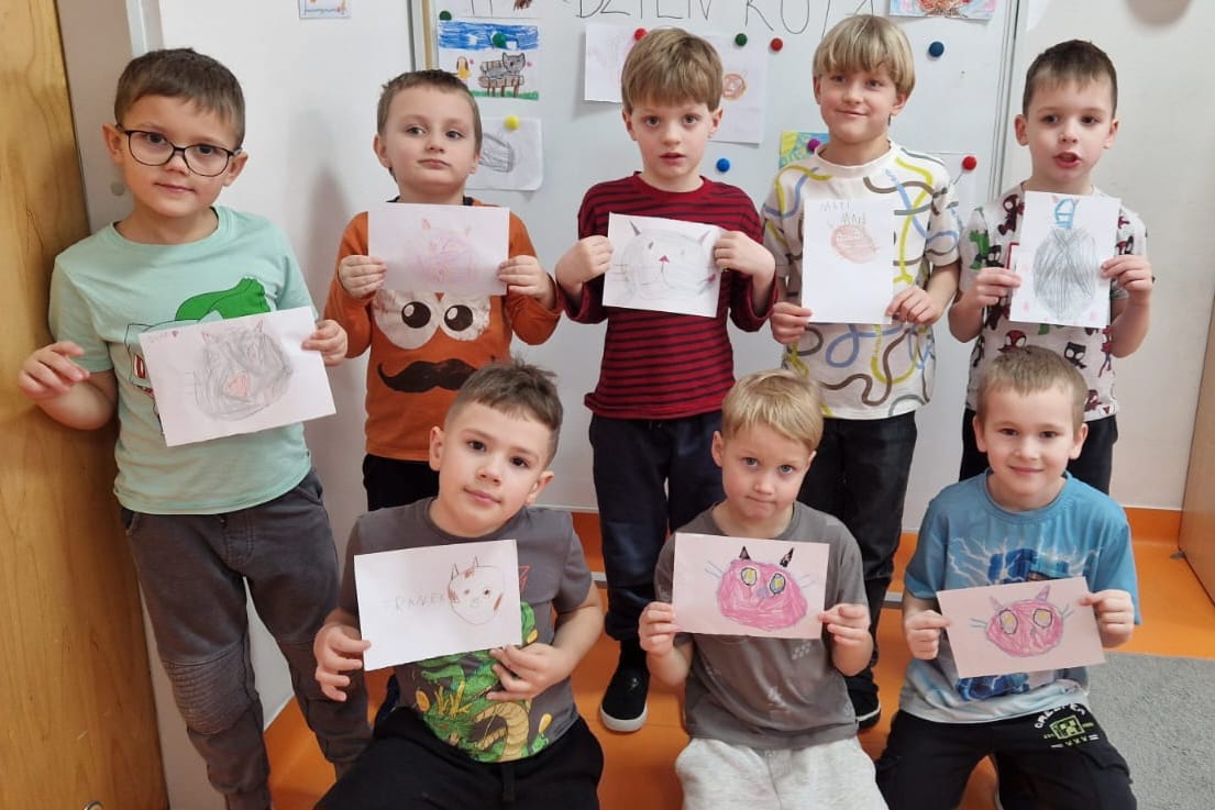  Dzieci z rysunkami